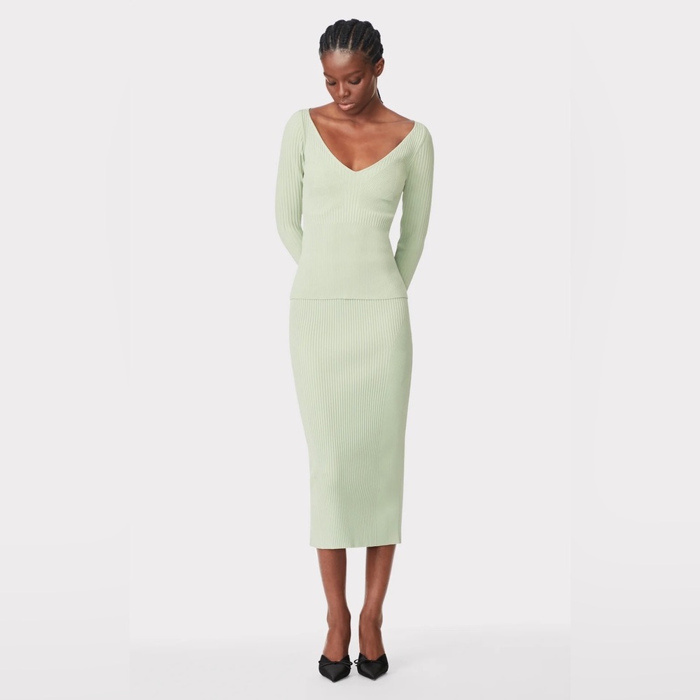 Hervé Leger matching skirt and top . Stretchy. More like a L/XL.
